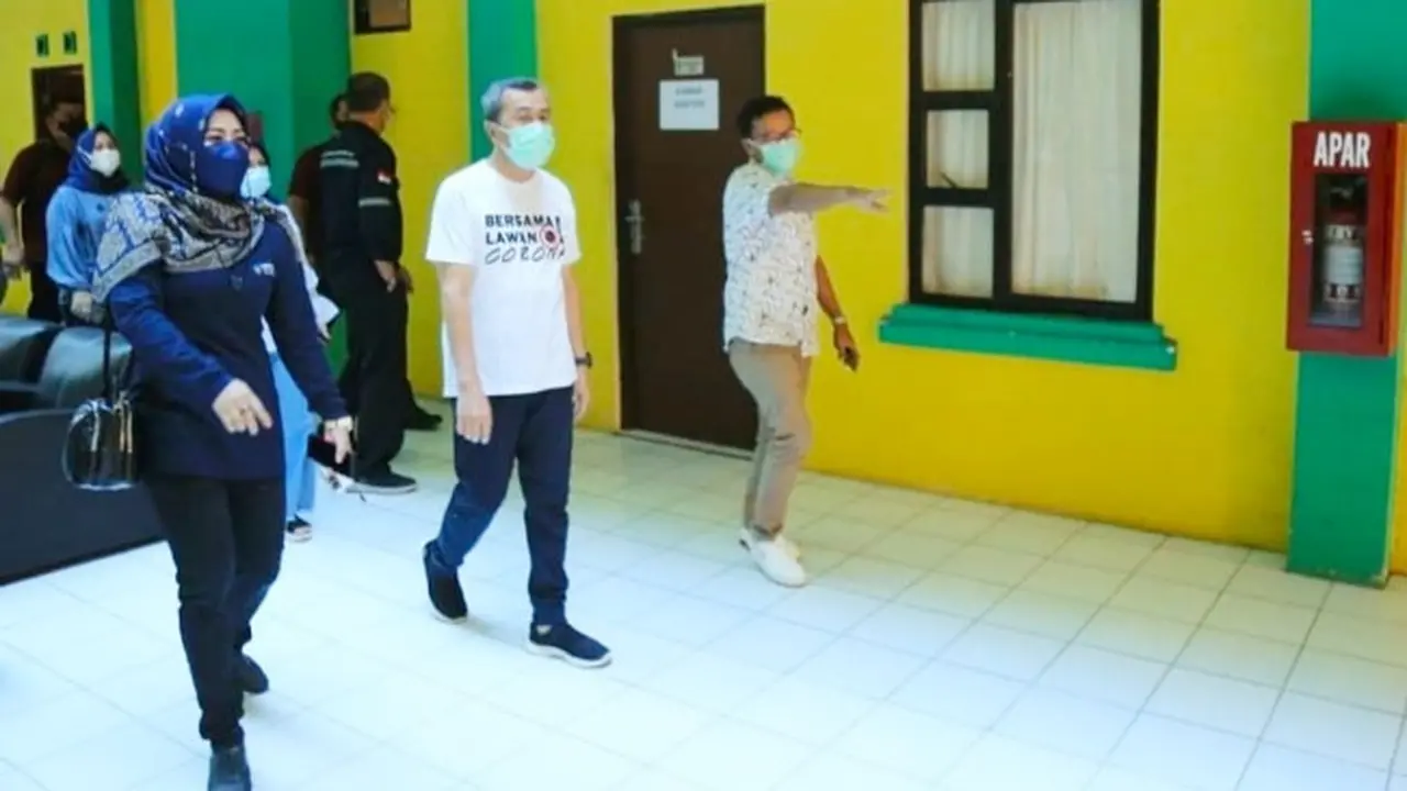 Gubernur Riau Syamsuar saat meninjau asrama haji untuk persiapan ruangan isolasi khusus Covid-19.