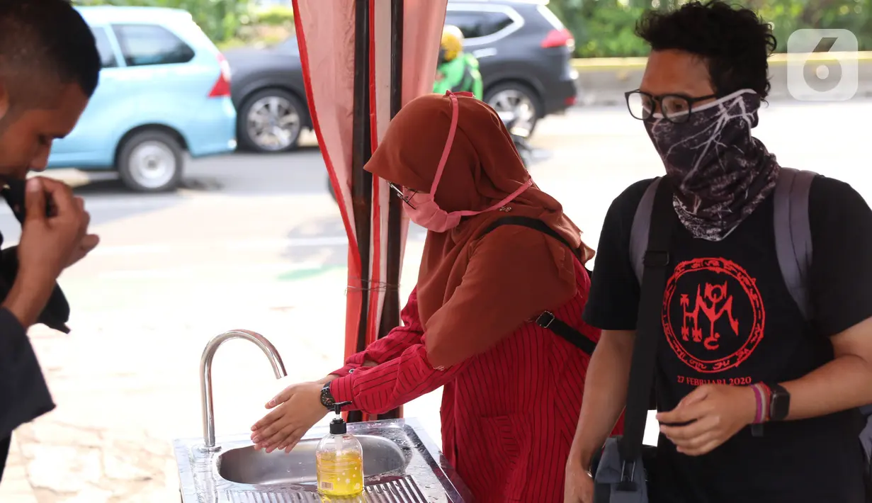 Pengunjung mencuci tangan saat hari pertama pembukaan kembali pusat kuliner Thamrin 10, Jakarta, Selasa (16/6/2020). Pemprov DKI pada minggu ketiga penerapan PSBB transisi membuka kembali operasional 80 pusat perbelanjaan dengan menerapkan standar protokol kesehatan. (Liputan6.com/Angga Yuniar)