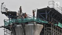 Pekerja beraktivitas menyelesaikan proyek pembangunan Kereta Cepat Jakarta-Bandung (KCJB) di kawasan Halim, Makasar, Jakarta, Rabu (2/6/2021). Stasiun Halim akan menjadi stasiun keberangkatan sekaligus kedatangan KCJB dan berakhir di Stasiun Tegalluar Bandung. (merdeka.com/Iqbal S Nugroho)