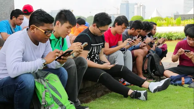 Ramai-ramai bermain Pokemon GO di Monas