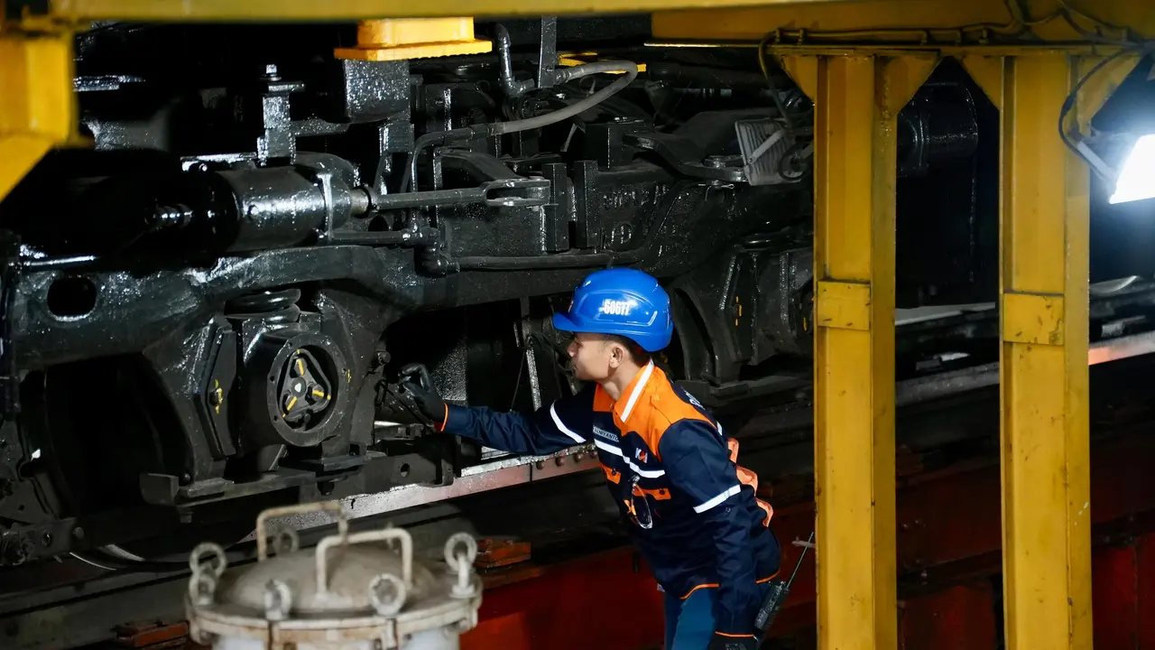 Perawatan kereta api secara berkala selama angkutan natal dan tahun baru 2024-2025. Foto : (Istimewa).