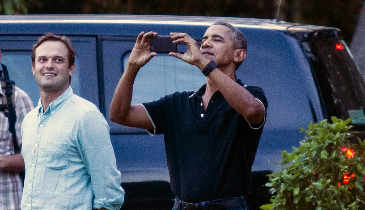 Mantan Presiden AS, Barack Obama dan rombongan menyapa para pengunjung lainnya saat berwisata di Candi Borobudur di Magelang, Jawa Tengah, Indonesia, (28/6). (AP Photo / Slamet Riyadi)