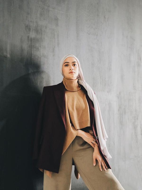 Meski sudah berusia 29 tahun, Ayudia masih cocok dengan outift kekinian. Ia kerap memadukan warna hijab, busana hingga sepatunya sehingga semakin enak dipandang. (Liputan6.com/IG/@ayudiac)