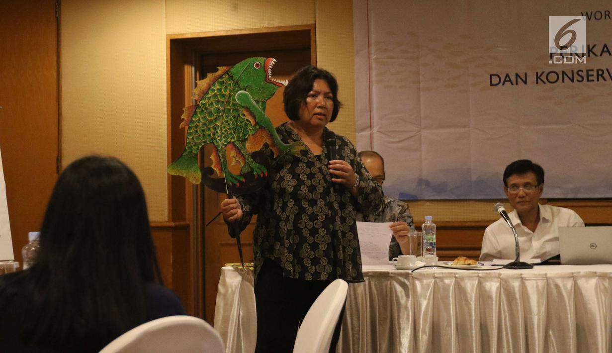 Executive Director of Coral Triangle Center Rili Djohari saat workshop untuk wartawan tentang perikanan berkelanjutan, Jakarta, Selasa (16/10). Workshop ini merupakan rangkaian penyelenggaraan Our Ocean Conference. (Liputan6.com/Angga Yuniar)