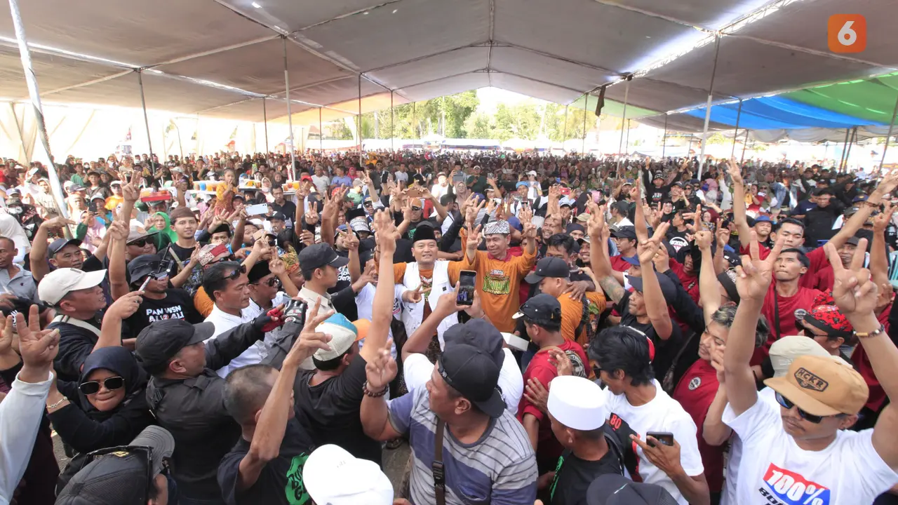 Kampanye Akbar Paslon Bupati dan wakil bupati Banyuwangi nomor urut 02 KH. Ali Makki Zaini dan Ali Ruchi dihadiri ribuan pendukung dan para seniman Banyuwangi (Hermawan Arifianto/Liputan6.com)