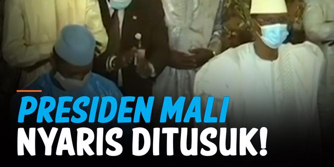 VIDEO: Presiden Mali Nyaris Ditusuk Saat Salat Idul Adha