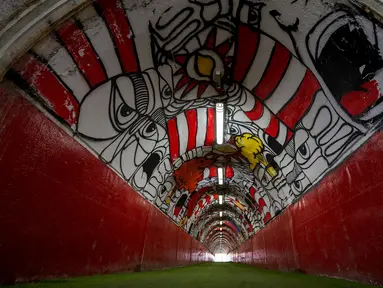 Mural di pintu masuk terowongan terkenal Stadion Rajko Mitic, Beograd, Serbia dua hari sebelum pertandingan sepak bola Grup G Liga Champions UEFA antara Crvena Zvezda (Red Star Belgrade) dan Manchester City pada 11 Desember 2023 waktu setempat. (AFP/Andrej Isakovic)