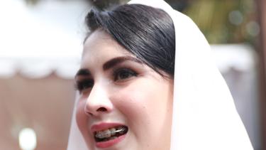 Arumi Bachsin Dan Suami Sumbang Lagu Di Pernikahan Kahiyang Ayu Dan Bobby Nasution News Entertainment Fimela Com