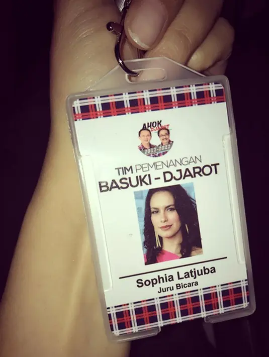"Belum bisa kasih statement, nanti saja setelah saya ketemu sama tim pemenangan lain, kita rapat dulu. Sebagai pribadi juga belum bisa kasih statement," jelas Sophie. (Instagram/sophia_latjuba88)