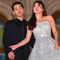 Song Joong Ki dan Song Hye Kyo berpose untuk fotografer di karpet merah ajang penghargaan The 52nd Baeksang Art Awards di Seoul, 3 Juni 2016. Song Song Couple dipertemukan sebagai lawan main dalam drama Korea, Descendants of The Sun. (JUNG YEON-JE/AFP)