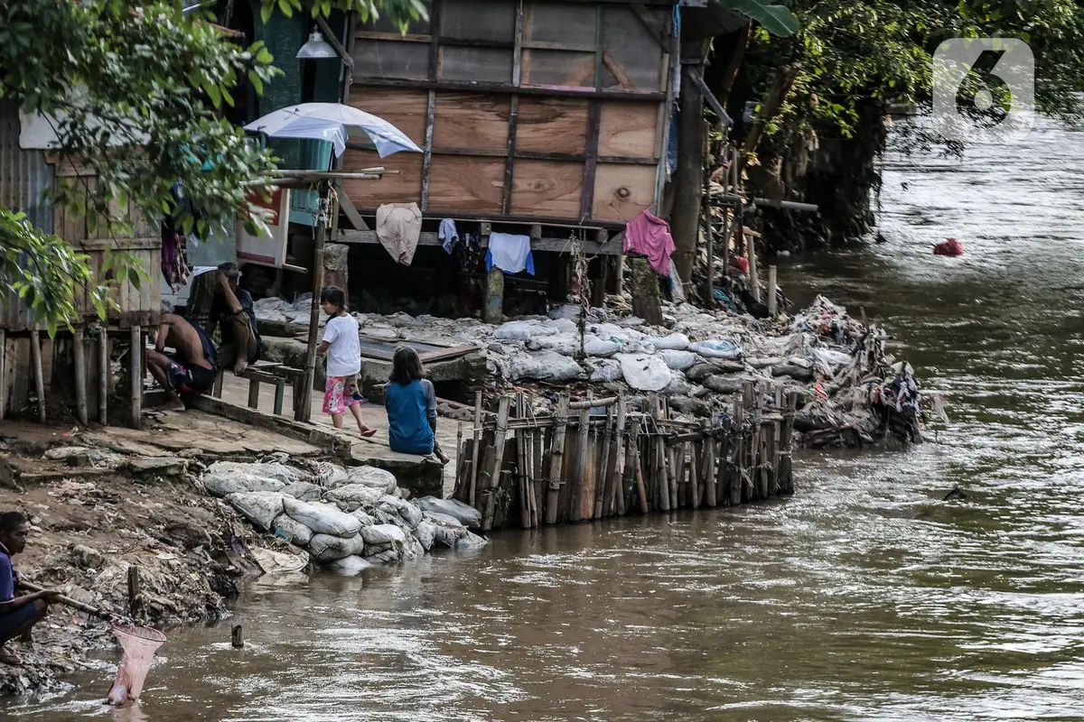 Kondisi Pemukiman Padat Penduduk di Bantaran Kali Ciliwung