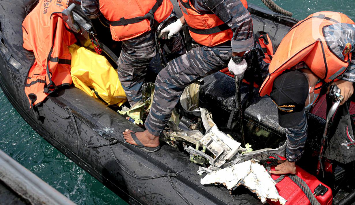 FOTO: Evakuasi Puing Pesawat, Pakaian, dan Bagian Tubuh ...