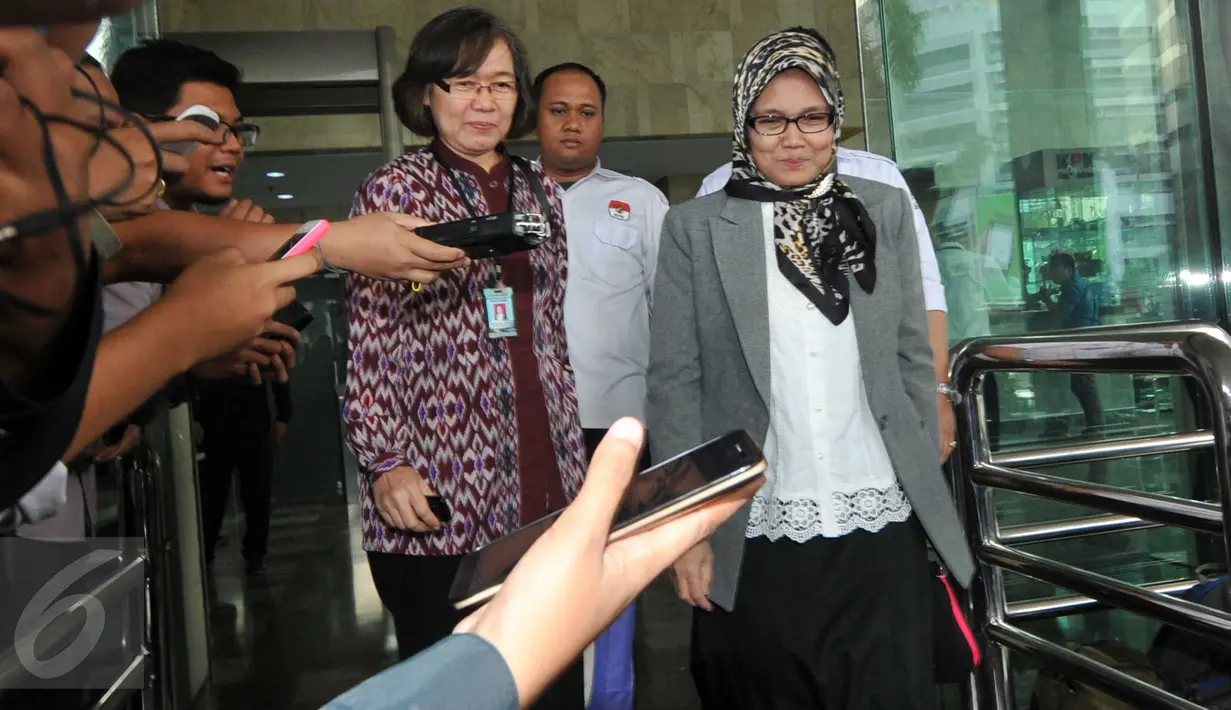 Sekretaris Jenderal DPR, Winantuningtyastiti Swasanani usai menjalani pemeriksaan  KPK, Jakarta, Selasa (27/10/2015). Winantuningtyastiti diperiksa sebagai saksi dugaan suap mantan Sekjen Partai Nasdem, Patrice Rio Capella. (Liputan6.com/Helmi Afandi) 