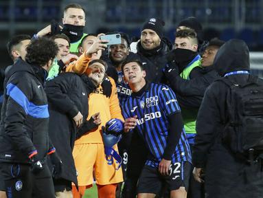 Para pemain Atalanta merayakan kemenangan atas Lazio pada laga Coppa Italia di Stadion Gewiss, Rabu (27/1/2021). Atalanta menang dengan skor 3-2. (Stefano Nicoli/LaPresse via AP)