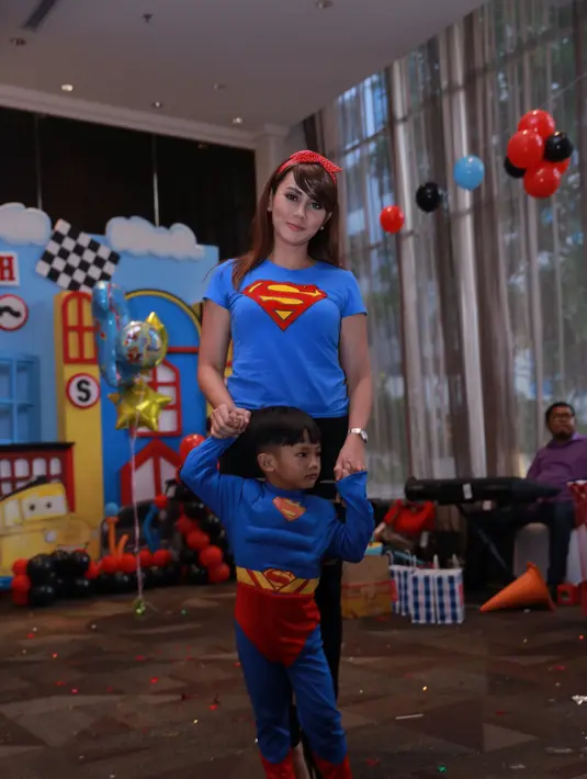 Selain dunia hiburan, perempuan 35 tahun ini juga menekuni bisnis. Ia sadar, dunia entertainment tidak bisa menjanjikan. Pendatang baru juga terus bermunculan. (Galih W Satria/Bintang.com)