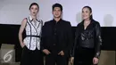 Ki-ka: Julie Estelle, Iko Uwais dan Chelsea Islan saat menghadiri acara press screening dan jumpa press film Headshot di kawasan Senayan, Jakarta, Kamis (1/12). Film Headshot akan ditayangkan serentak pada 8 Des 2016. (Liputan6.com/Herman Zakharia)