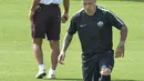 Gelandang AS Roma, Radja Nainggolan (kiri) mengontrol bola saat sesi latihan di Trigoria, Roma, Italia (15/9/2015). AS Roma akan menantang Barcelona di leg pertama penyisihan Grup E Liga Champions. (AFP PHOTO/ANDREAS Solaro)