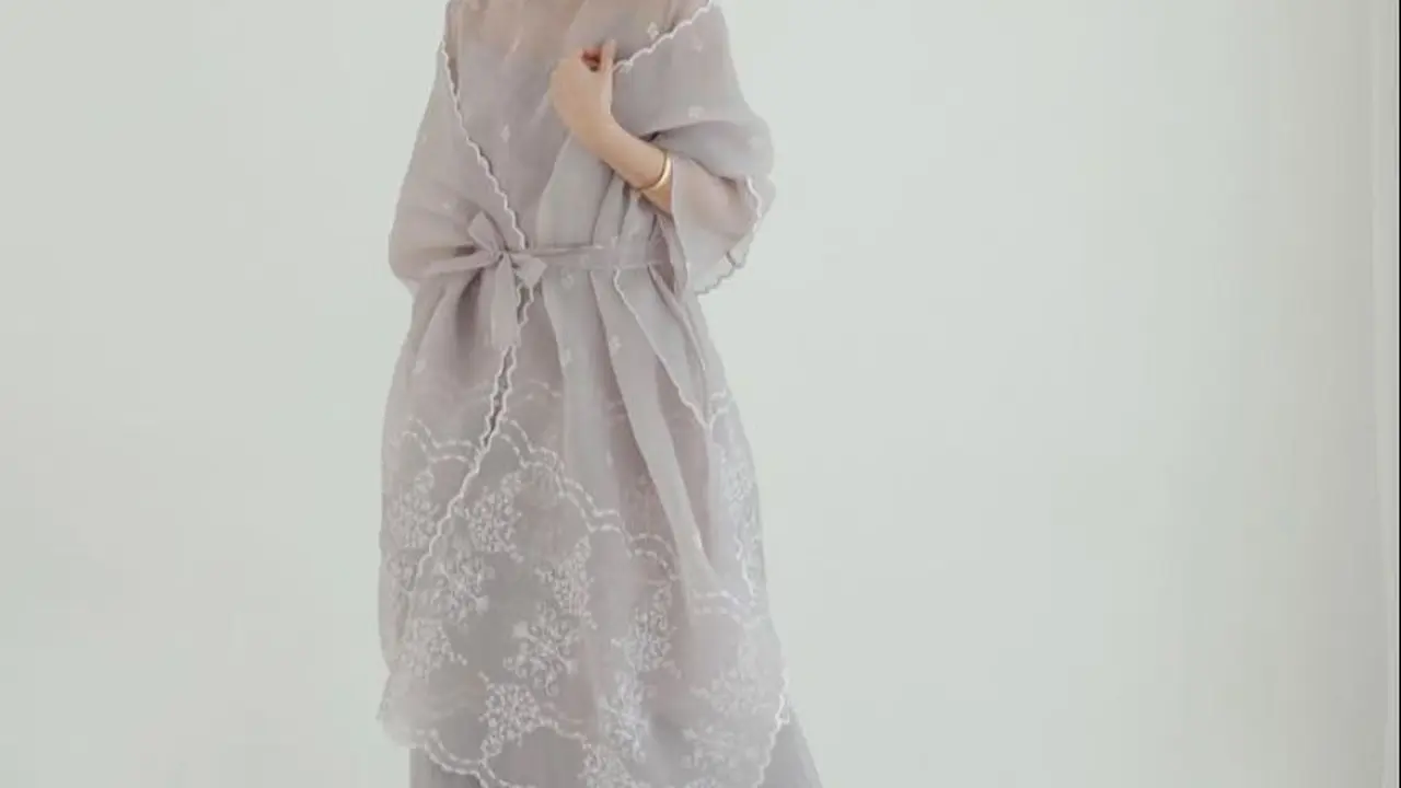 Baju lebaran wanita Zenya Set in Light Grey (Sumber: Instagram/embara.official)