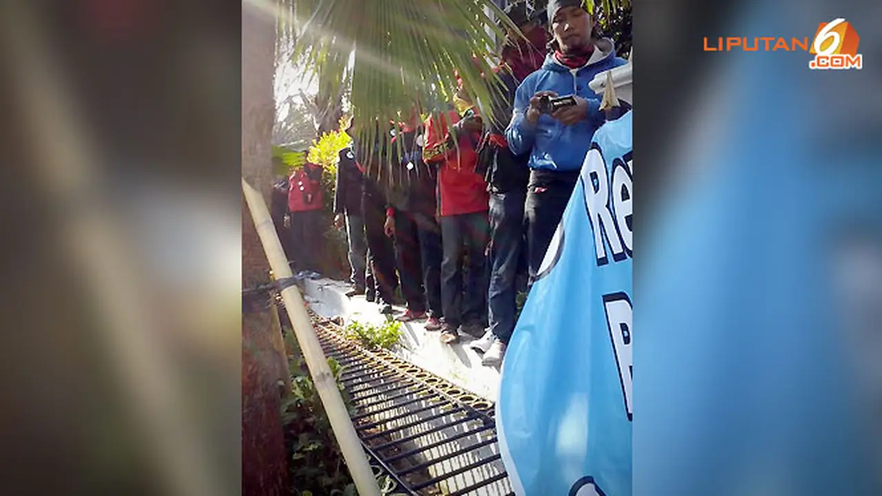 pagar-roboh-buruh-131128c.jpg