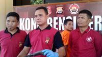Kapolres Bengkulu Prianggodo Heru Nurprasetyo menunjukkan barang bukri kasus pembunuhan istri yang sedang hamil (Liputan6.com/Yuliardi Hardjo)