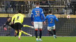 Pemain Rangers James Tavernier (kanan) mencetak gol ke gawang Borussia Dortmund lewat tendangan penalti pada pertandingan sepak bola Liga Europa di Dortmund, Jerman, 17 Februari 2022. Borussia Dortmund kalah 2-4. (AP Photo/Martin Meissner)