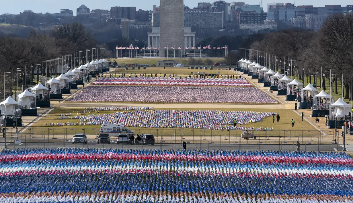 Ribuan bendera ditempatkan di National Mall, menghadap ke Monumen Washington, dan Lincoln Memorial, menjelang pelantikan Presiden terpilih Joe Biden di Washington, Senin (18/1/2021). Pelantikan Biden dan wakilnya, Kamala Harris akan mencakup "parade virtual di seluruh AS". (AP Photo/Alex Brandon)