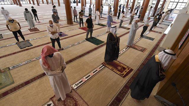 Salat Berjarak di Masjid Uni Emirat Arab