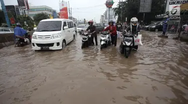 Puluhan motor mogok saat melintasi banjir di Jalan Boulevard Barat Raya, Kelapa Gading, Jakarta, Kamis (15/2). Hujan lebat yang mengguyur Jakarta sejak pagi hingga sore hari mengakibatkan sejumlah wilayah terendam banjir. (Liputan6.com/Arya Manggala)