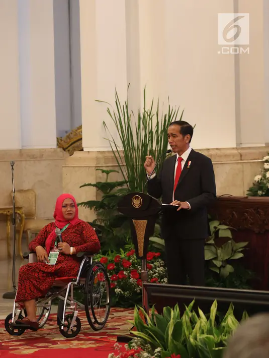 Presiden Joko Widodo memberi sambutan saat menerima peserta menerima peserta JKN dan KIS di Istana Negara, Jakarta (23/5). Peserta silaturahmi tersebut merupakan perwakilan dari 92,4 juta orang peserta KIS. (Liputan6.com/Angga Yuniar)
