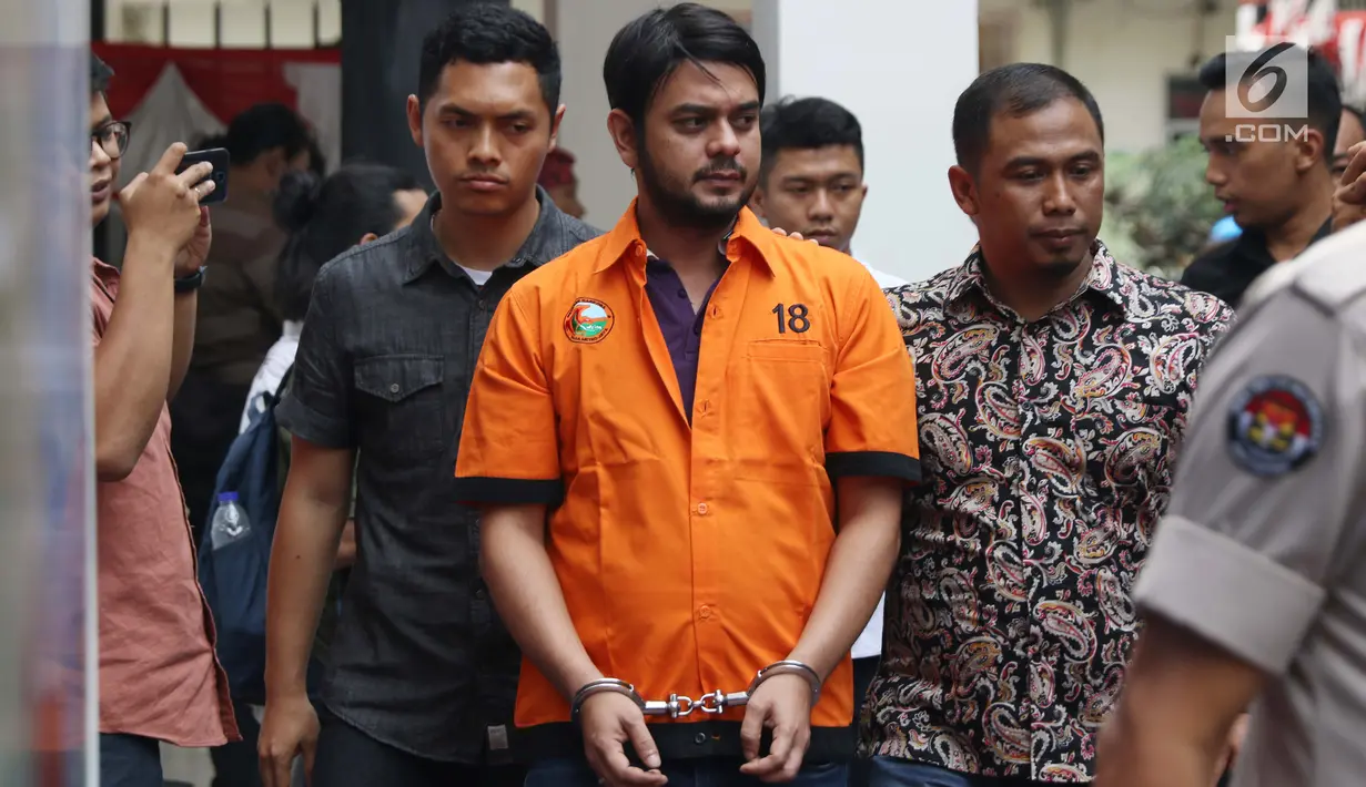 Pesinetron Rio Reifan digiring petugas Direktorat Reserse Narkoba Polda Metro Jaya jelang rilis, Jakarta, Jumat (16/8/2019). Rio Reifan ditangkap polisi di sebuah SPBU di Cibubur setelah membeli paket sabu seharga Rp 350 ribu. (Liputan6.com/Helmi Fithriansyah)