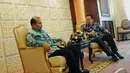 Ketua DPD RI Irman Gusman (kanan) berbincang hangat dengan Kepala Badan Perencanaan Pembangunan Nasional (Bappenas) Andrinof Chaniago , Jakarta, Kamis (6/11/2014) (Liputan6.com/Andrian M Tunay) 