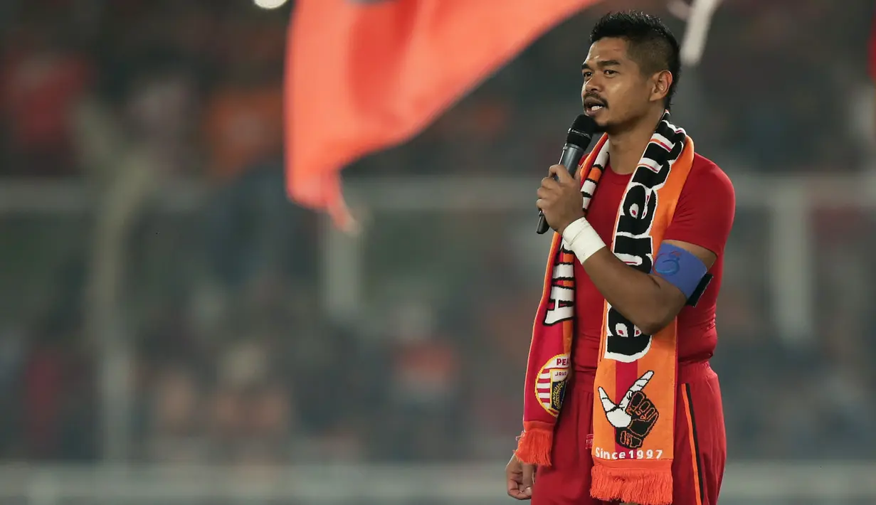 Stiker Persija Jakarta, Bambang Pamungkas, saat momen pensiun usai melawan Persebaya Surabaya pada laga Liga 1 di SUGBK, Jakarta, Selasa (17/12). Bepe mengakhiri kariernya pada musim ini. (Bola.com/Yoppy Renato)