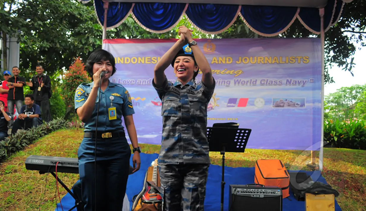 Dewi Perssik saat tampil menghibur disela-sela acara lomba menembak bersama KSAL Laksamana TNI Ade Supandi, di Lapangan Tembak Mabesal, Cilangkap, Jakarta, Jumat (27/2/2015). (Liputan6.com/Yoppy Renato)