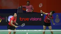 Kepala Pelatih Ganda Putri Pelatnas PBSI, Eng Hian, serius menyaksikan aksi Tiara Rosalia Nuraidah/Rizki Amelia Pradipta pada Thailand Masters 2017. (PBSI)