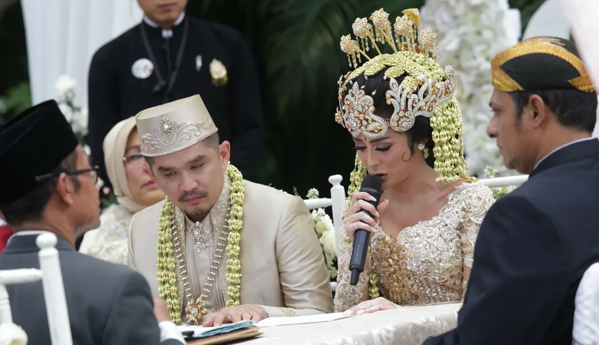 “Dari ananda dilahirkan, banyak kesalahan yang ananda lakukan. Papa dan mama, mohon dimaafkan segala kesalahan ananda dari hati yang paling dalam," ucap Selvi Kitty dihadapan orangtuanya. (Adrian Putra/Bintang.com)
