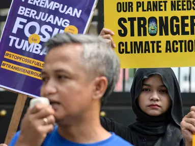 Aktivis lingkungan menggelar aksi unjuk rasa mendesak pemerintah Indonesia untuk menunjukkan komitmen terhadap transisi dari bahan bakar fosil di depan kantor Kementerian Energi dan Sumber Daya Mineral (ESDM), Jakarta, Rabu 22 April 2026. Sejumlah aktivis lingkungan menggelar aksi unjuk rasa mendesak pemerintah Indonesia untuk mempercepat transisi dari bahan bakar fosil menuju energi yang lebih ramah lingkungan. (BAY ISMOYO/AFP)