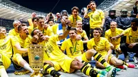 Para pemain Dortmund merayakan gelar juara DFB Pokal usai mengalahkan Frankfurt pada laga final di Stadion Olympic, Berlin, Sabtu (27/5/2017). Dortmund menang 2-1 atas Frankfurt. (EPA/Friedemann Vogel)