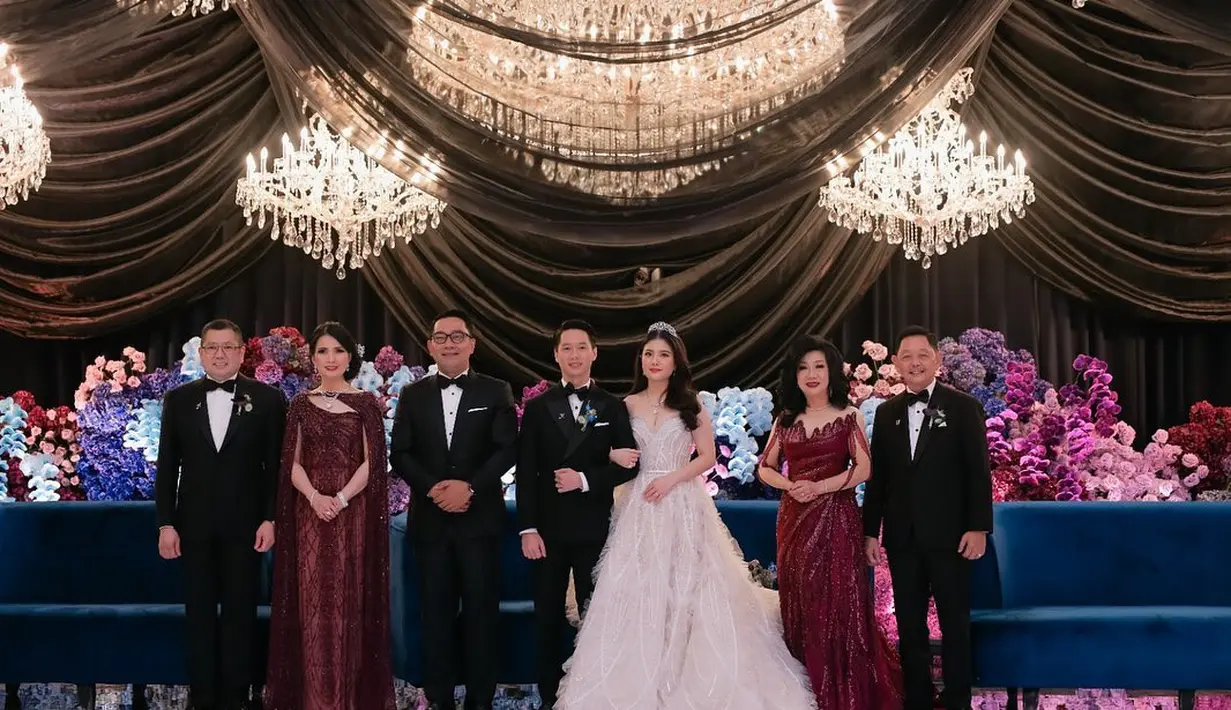 Unggahan Valen tersebut langsung dibanjiri komentar dari netizen. Banyak yang menyebut foto keluarga mereka layaknya royal family.