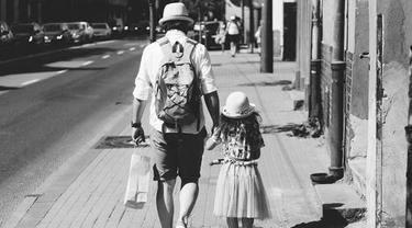 Seorang Ayah Selalu Punya Cara Sendiri Menunjukkan Cintanya Pada Putrinya Lifestyle Fimela Com Kisah seorang ayah yang terlalu melindungi putrinya dan mengharap standar tinggi baik terhadap karier maupun pasangan putrinya. seorang ayah selalu punya cara sendiri