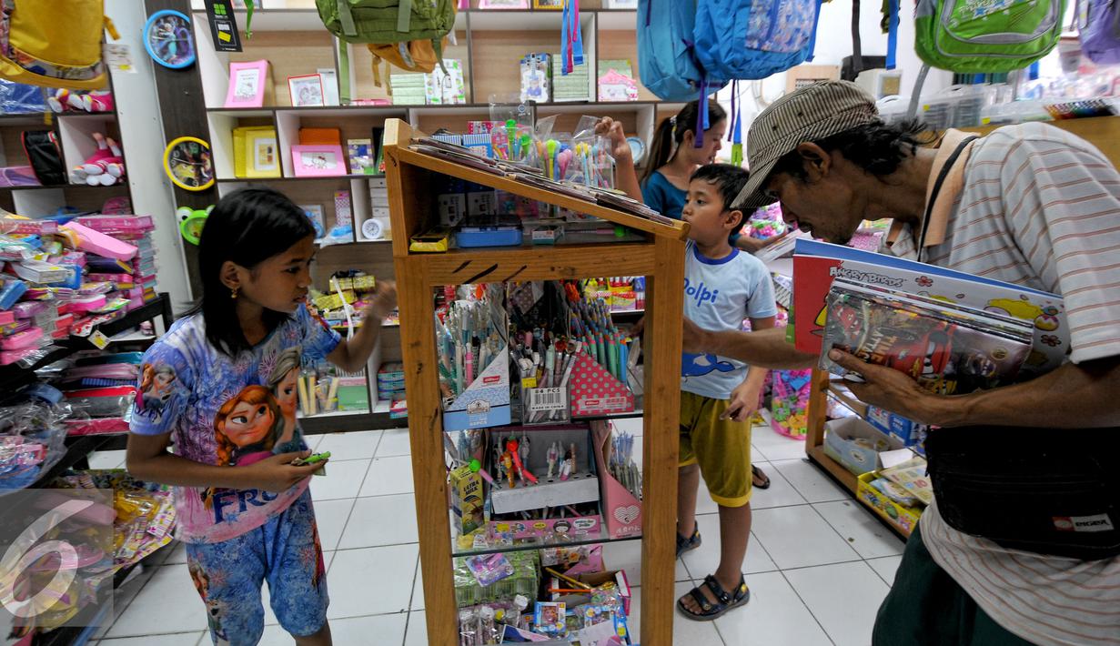 Suasana penjualan aneka perlengkapan sekolah di kawasan Depok, Jakarta, Minggu (26/7/2015). Jelang tahun ajaran baru 2015/2016, penjualan buku tulis dan perlengkapan sekolah diperkirakan terus meningkat hingga Agustus. (Liputan6.com/Yoppy Renato)