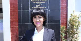 Julia Perez menjalani sidang skripsi di Universitas Bung Karno, Cikini, Jakarta Pusat, Minggu (16/8/2015). (Galih W. Satria/Bintang.com)