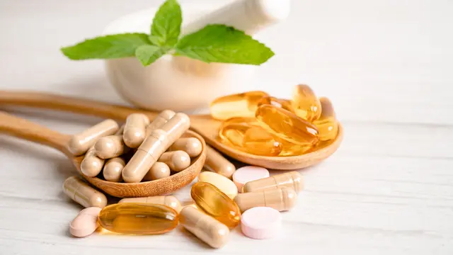 Urine Jadi Berwarna Kuning Setelah Mengonsumsi Vitamin, Normal atau Nggak Ya?