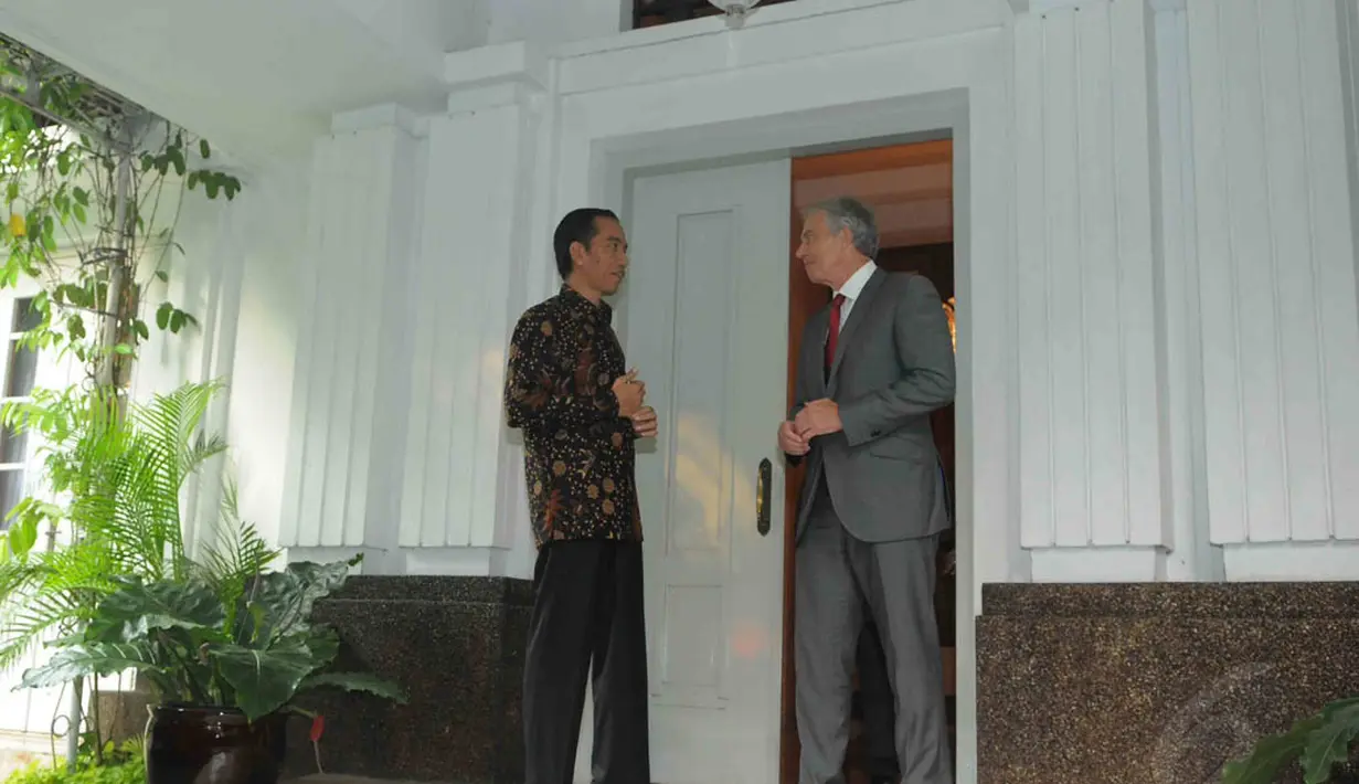 Mantan PM Inggris Tony Blair menemui Jokowi di rumah dinasnya kawasan Menteng, Jakarta, (11/9/14). (Liputan6.com/Herman Zakharia)