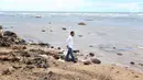 Presiden Joko Widodo atau Jokowi memandangi pantai saat meninjau lokasi terdampak tsunami Selat Sunda di Carita, Banten, Senin (24/12). Tsunami Selat Sunda menerjang lima kbupaten di Banten dan Lampung. (Liputan6.com/Angga Yuniar)