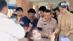Saat mendaftar ia pun jadi pusat perhatian masyarakat sekitar.