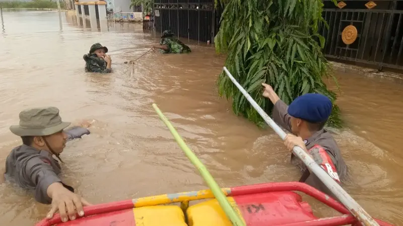 Personil Brimob Polda Sulsel berupaya mengevakuasi korban bencana banjir Sulsel (Liputan6.com/ Eka Hakim)