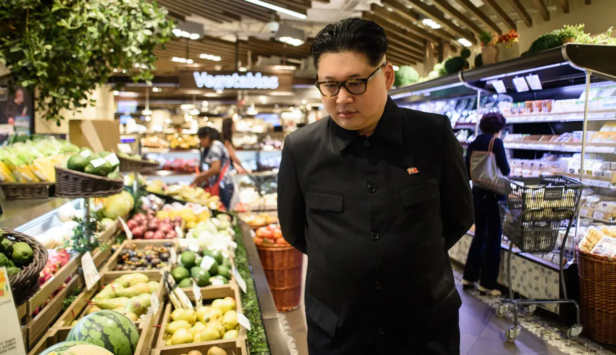 Howard X yang mirip Kim Jong-un mencari buah di supermarket di Hong Kong (7/6). Howard X telah menjadi terkenal karena kemiripannya dengan pemimpin Korut Kim Jong-un sedang mempersiapkan untuk penampilannya di Singapura. (AFP Photo/Anthony Wallace)
