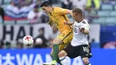 Aksi pemain Australia, Tomas Rogic (kiri) berebut bola dengan pemain Jerman, Joshua Kimmich pada laga grup B Piala Konfederasi 2017 di Fisht Stadium, Sochi, Rusia, (19/6/2017). Jerman menang 3-2. (AP/Martin Meissner)