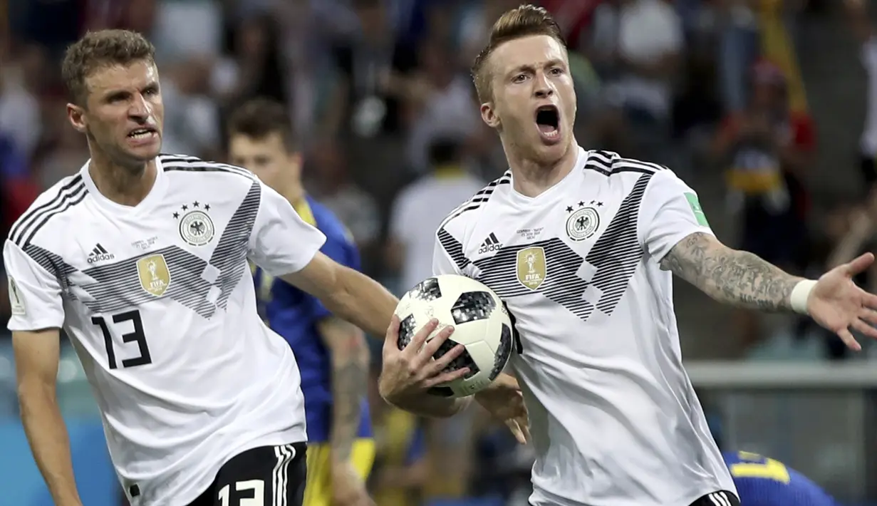Gelandang Jerman, Marco Reus, merayakan gol ke gawang Swedia pada laga grup F Piala Dunia di Stadion Fisht, Sochi, Sabtu (23/6/2018). Jerman menang 2-1 atas Swedia. (AP/Thanassis Stavrakis)