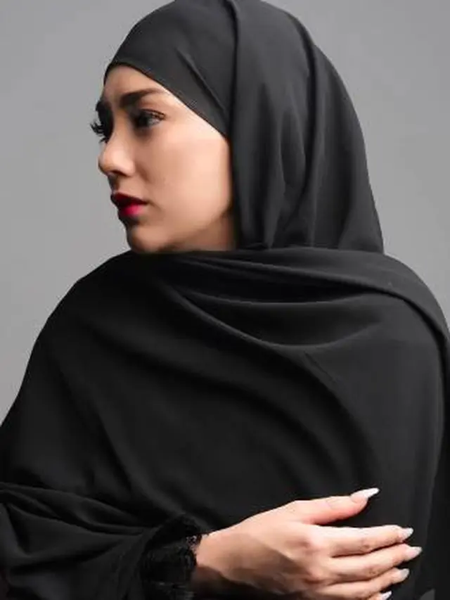 Tampil Menawan, Ini 7 Pemotretan Celine Evangelista dengan Hijab Ini Curi Perhatian